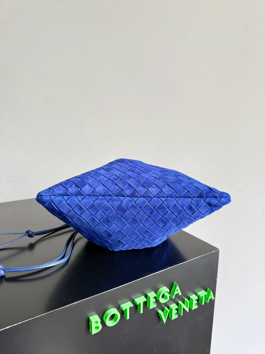 Batch 1560 Armpit bags have become a fashionable item that every girl has in their hands in recent years🛍️. The elegant and simple style has won the love of many people of different ages. However, there is an unavoidable trouble with armpit bags, that is, the capacity is too small, and BOTTEGA VENETA’s new Dustbag Considering people's travel needs, the capacity of the garbage bag has been greatly upgraded. Folding umbrellas, water bottles, and girls' makeup powder and lipstick can all be accommodated😎😎. Not only that, considering the increasing number of travel supplies, the inside of the bag is made of technical nylon material, which is very lightweight It is resistant to stains. Even if you have a lot of things when traveling, it can reduce the burden to a certain extent. The shoulder straps are designed with knots and can be changed at will. It can be used for hand holding or as the liner of a large bag. After the drawstring is drawn, it looks like a cloud bag. It is very suitable for concave styling when traveling in autumn and winter. 🙋🏻‍♀️ Style number: 796728 Size: 32*23*1cm